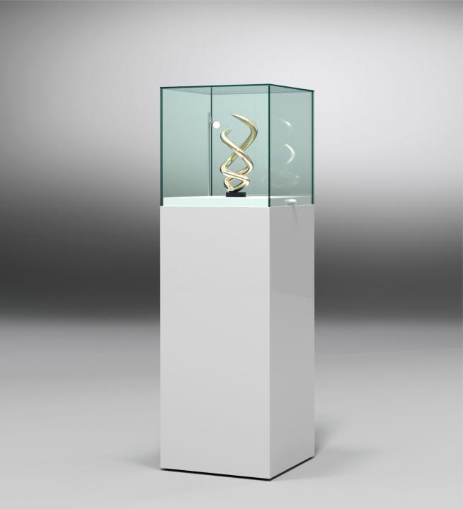 Sockelvitrine-als-Glashauben-Vitrine